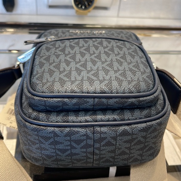 Michael Kors Jet Set Medium Signature Logo Crossbody Bag
Admiral
NWT - Picture 9 of 16